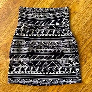 VS PINK 🖤 Black & White Aztec Pattern Bodycon Mini Skirt Junior's Size Small